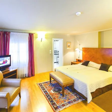 Hotel The Golden Wheel