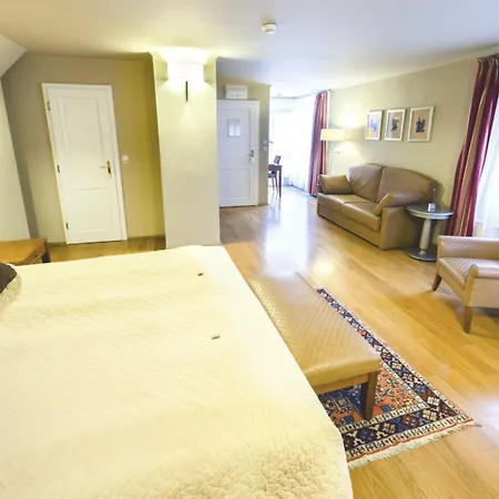 The Golden Wheel Otel 4*