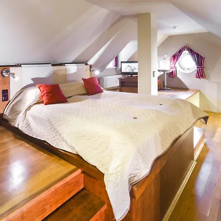 The Golden Wheel 4* Prag