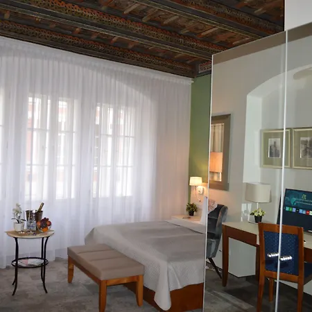 The Golden Wheel Hotel 4*