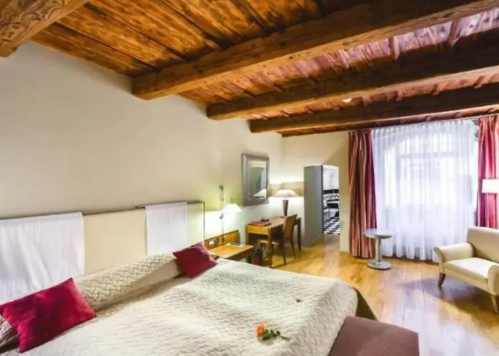 The Golden Wheel Hotell 4*