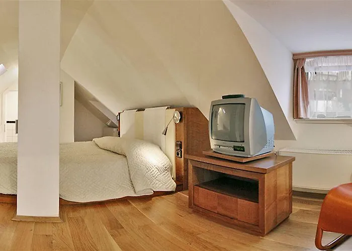 The Golden Wheel Hotell 4*