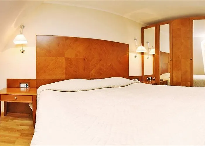 The Golden Wheel Hotell 4*