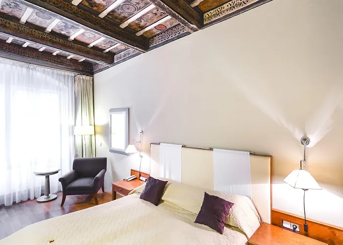 The Golden Wheel Hotell 4*