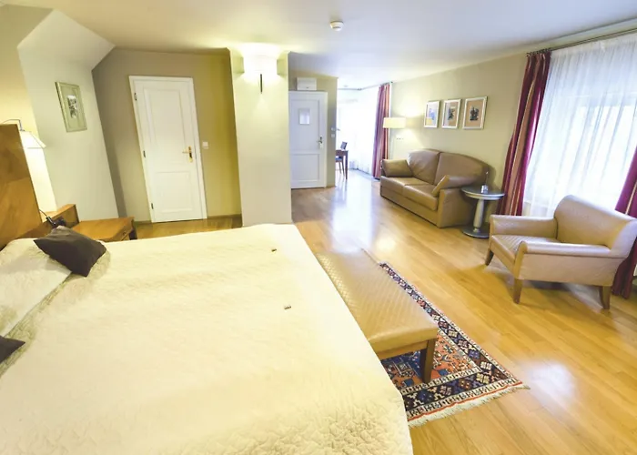 The Golden Wheel Hotell 4*