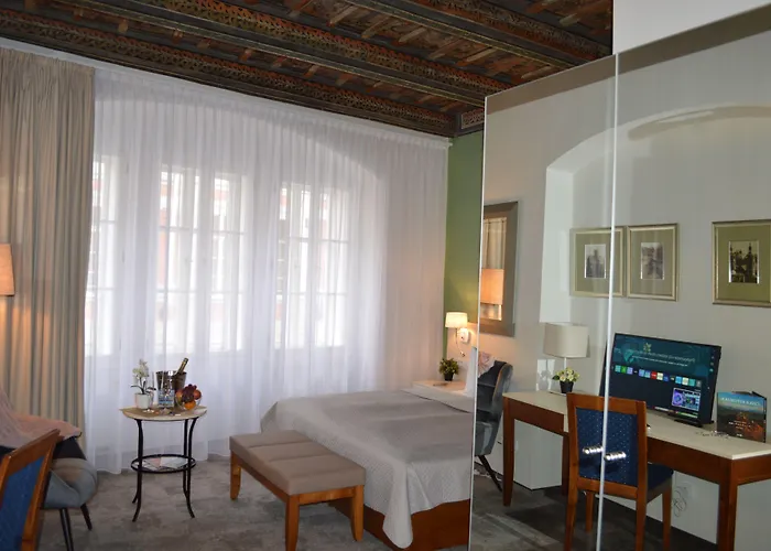 The Golden Wheel Hotell 4*