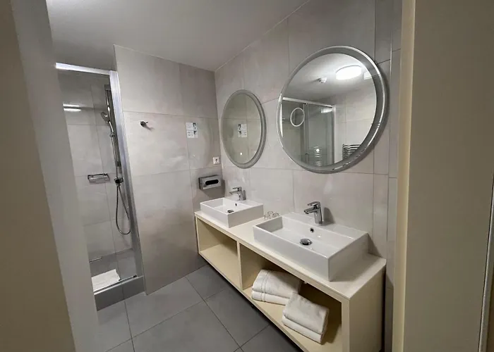 The Golden Wheel Hotell