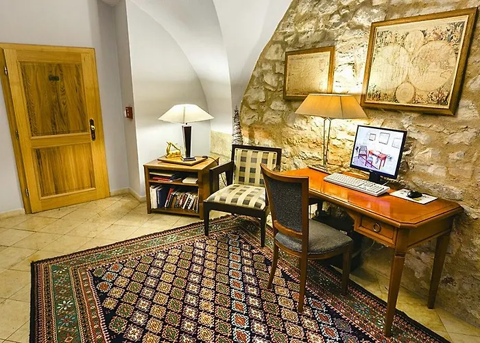 The Golden Wheel Hotell