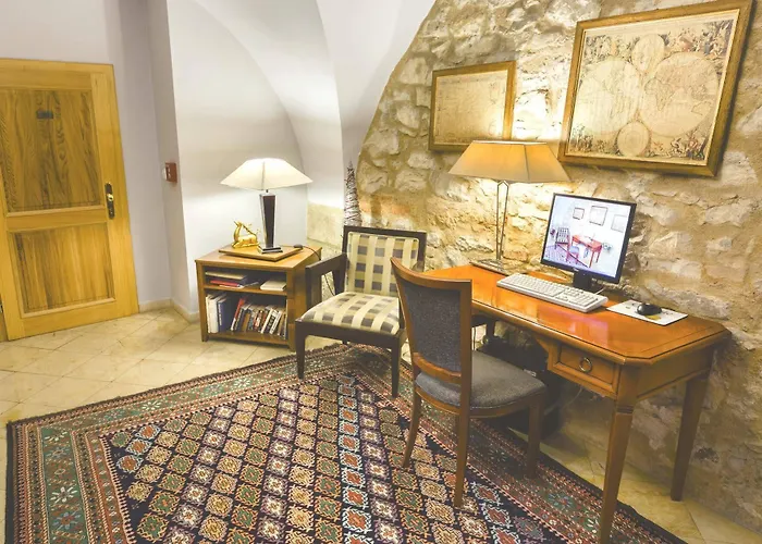 The Golden Wheel Hotell