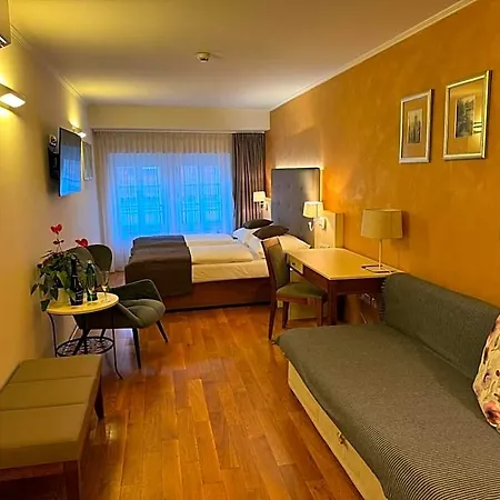 Lh Golden Wheel Praga