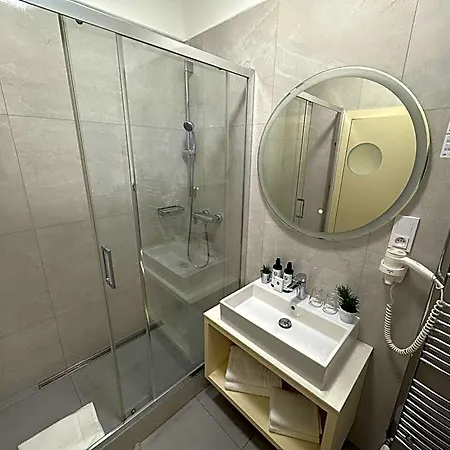Lh Golden Wheel Hotel Praga
