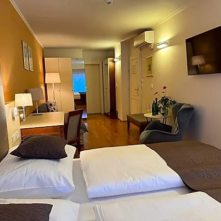 Lh Golden Wheel Hotel 4*